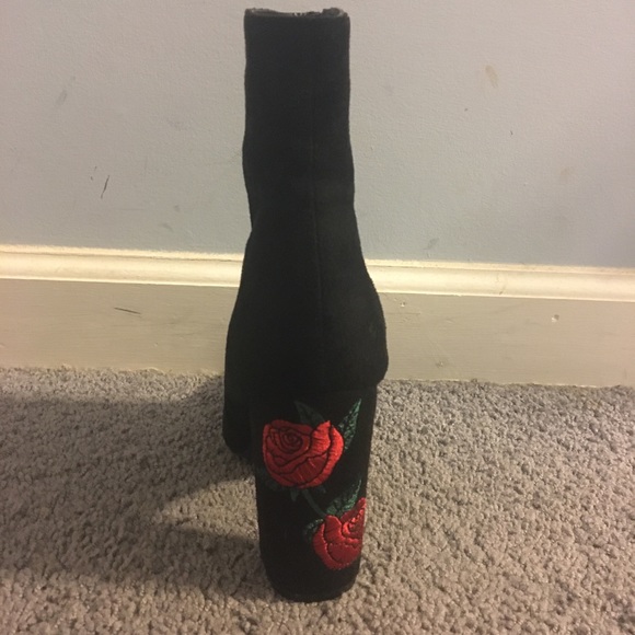 7 1/2 black booties with rose embroidery - Picture 2 of 3